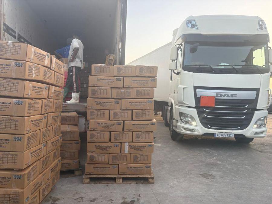 Camion frigorifique en cours de chargement